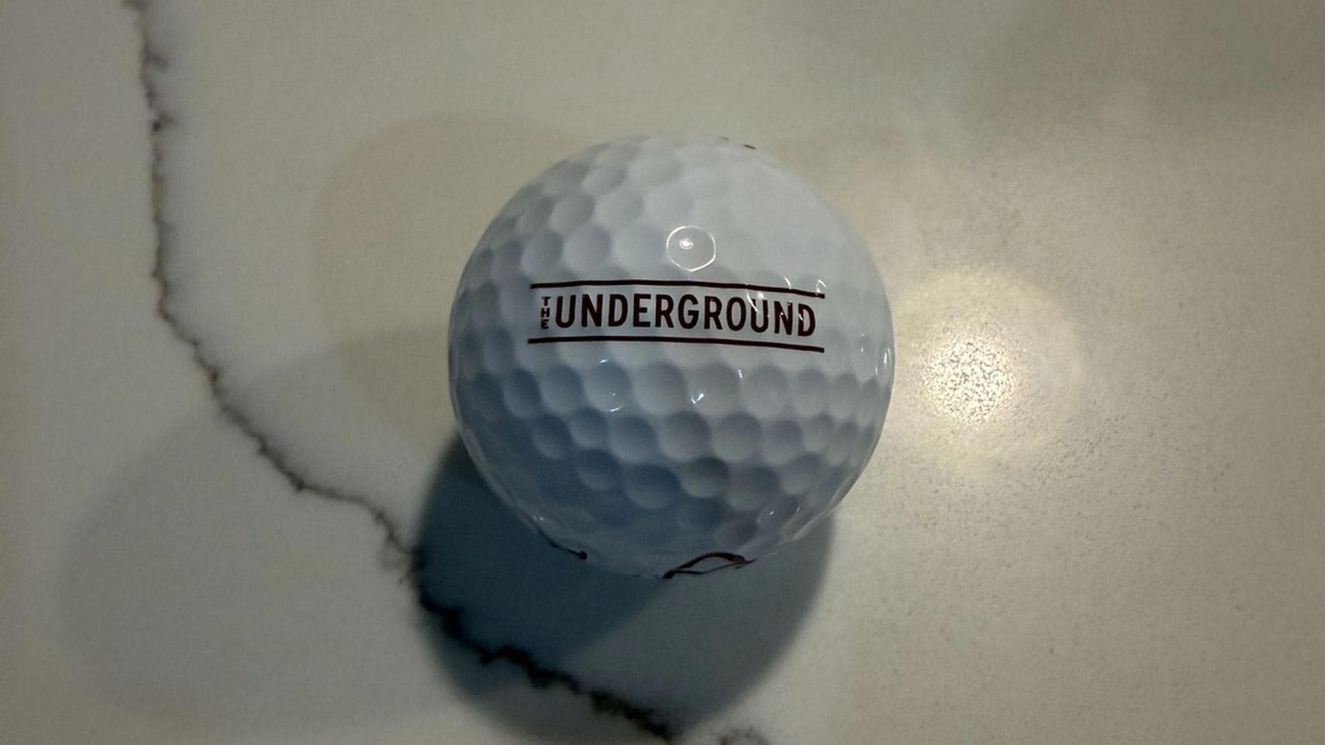 The Underground crée un club exclusif de passion pour la balle de golf en opérant loin des projecteurs. Les pros et férus d'équipement découvrent une communauté authentique.