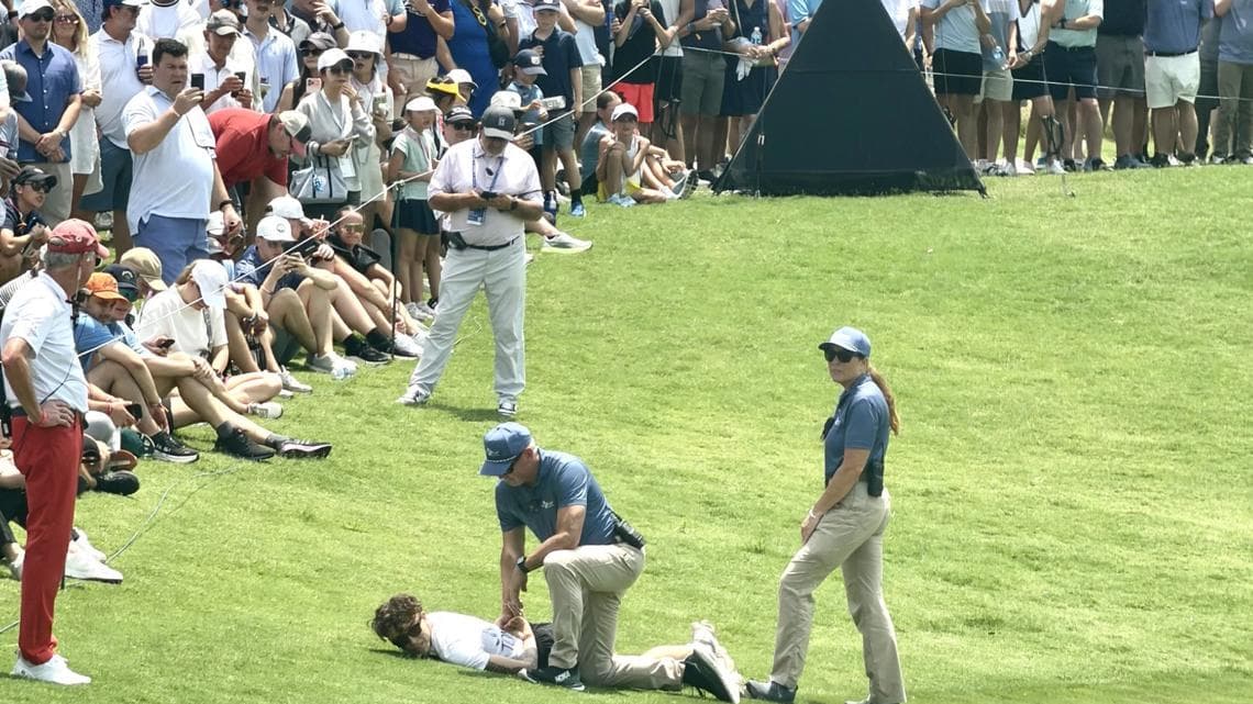 Un spectateur envahit le green près de Scottie Scheffler au Byron Nelson Tournament avant d'être interpellé par la sécurité du tournoi.