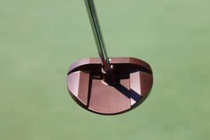 Tony Finau expérimente une technique de putting révolutionnaire avec un broomstick et une prise atypique à Quail Hollow, malgré sa récente amélioration au putting qui l'a hissé à la 18e place du circuit.