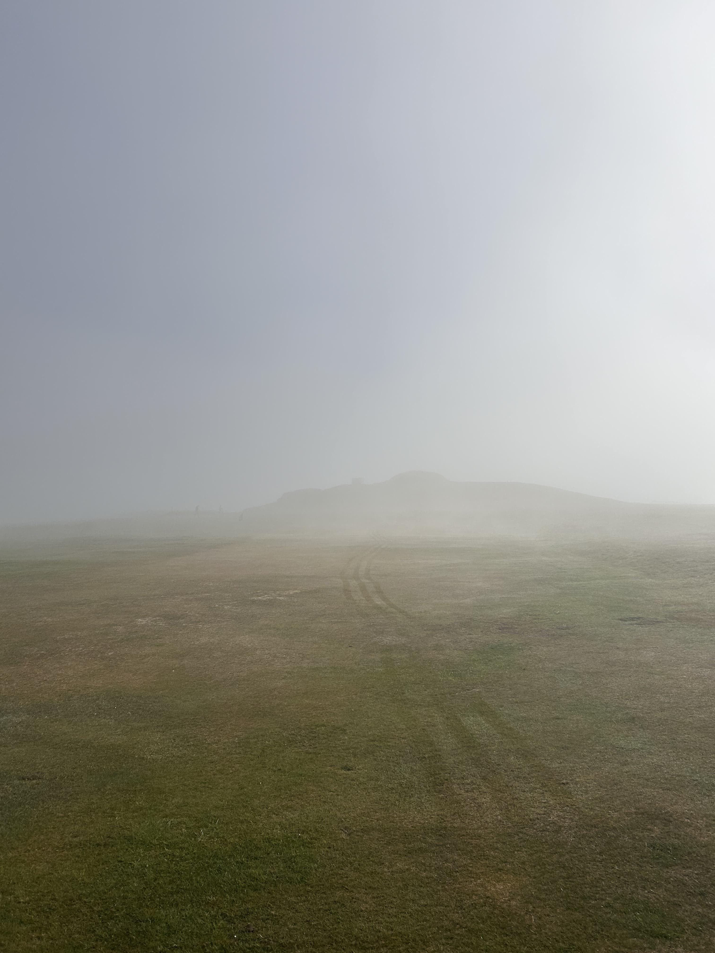 Un voyage immersif dans l'expérience unique que représentent les premiers pas matinaux sur les links écossais légendaires, de St Andrews à Turnberry, où chaque parcours révèle ses secrets dans la lumière dorée de l'aube.