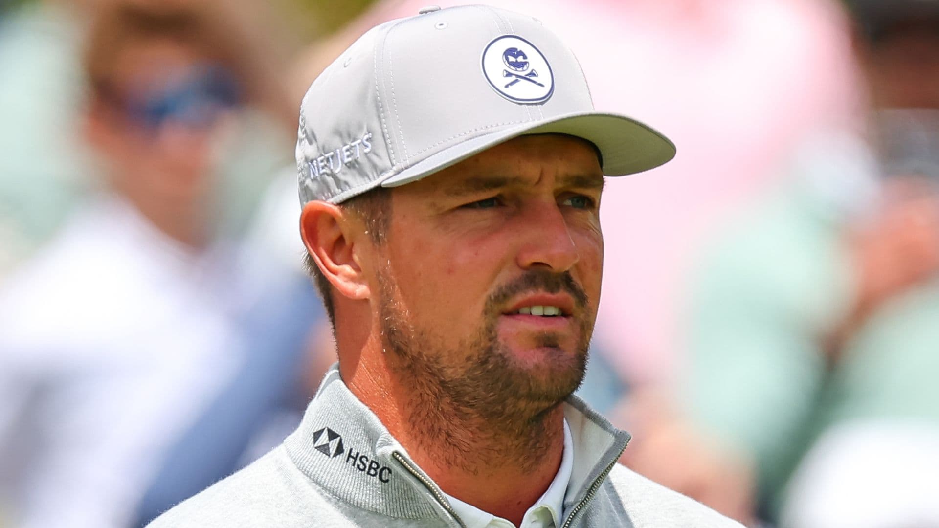 Le double vainqueur de l'US Open assume la pression en majeurs et s'engage pour l'avenir de LIV Golf malgré les difficultés récentes.