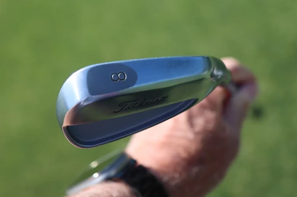 Webb Simpson a développé une stratégie unique en restampant ses fers Titleist T100 pour contourner le problème des lofts renforcés tout en préservant les caractéristiques originales des clubs.