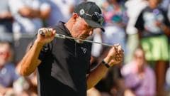 Phil Mickelson annonce son forfait pour le PGA Championship la semaine prochaine, invoquant une raison familiale personnelle. Le six-fois vainqueur de majeurs manquera ainsi cet événement prestigieux.