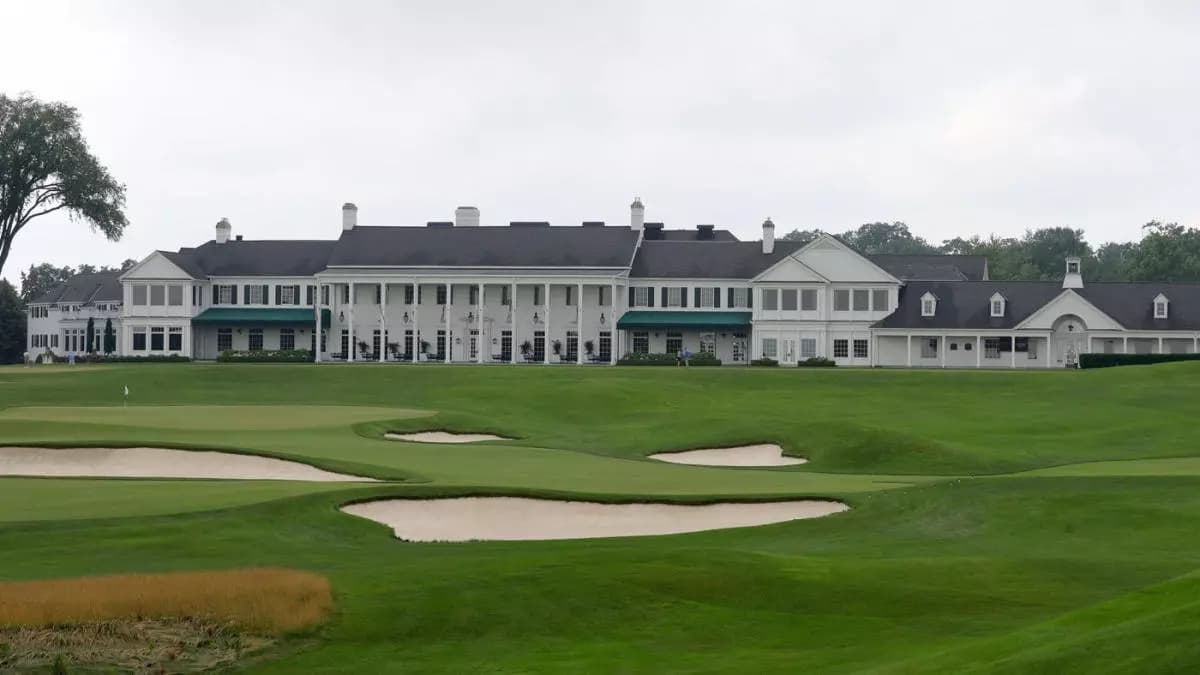 Oakland Hills Country Club, temple du golf américain ayant accueilli 9 majeurs et la Ryder Cup 2004, inaugure son nouveau clubhouse après la destruction du bâtiment centenaire par un incendie.