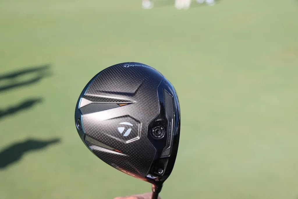 Analyse complète du sac TaylorMade de Collin Morikawa, vainqueur du AT&T Pebble Beach Pro-Am 2026, révélant une philosophie d'équipement basée sur la cohérence totale d'une seule marque.