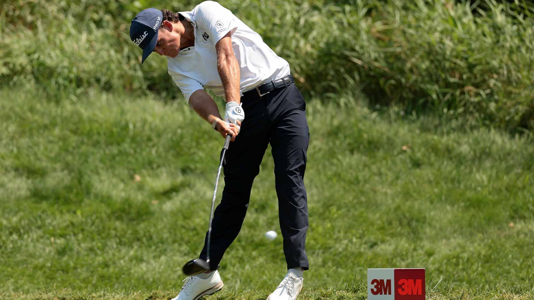 Lucas Glover clarifie son geste viral : retirer ses chaussures au 3M Open était un coup marketing assumé, lié à son partenariat avec 3M.