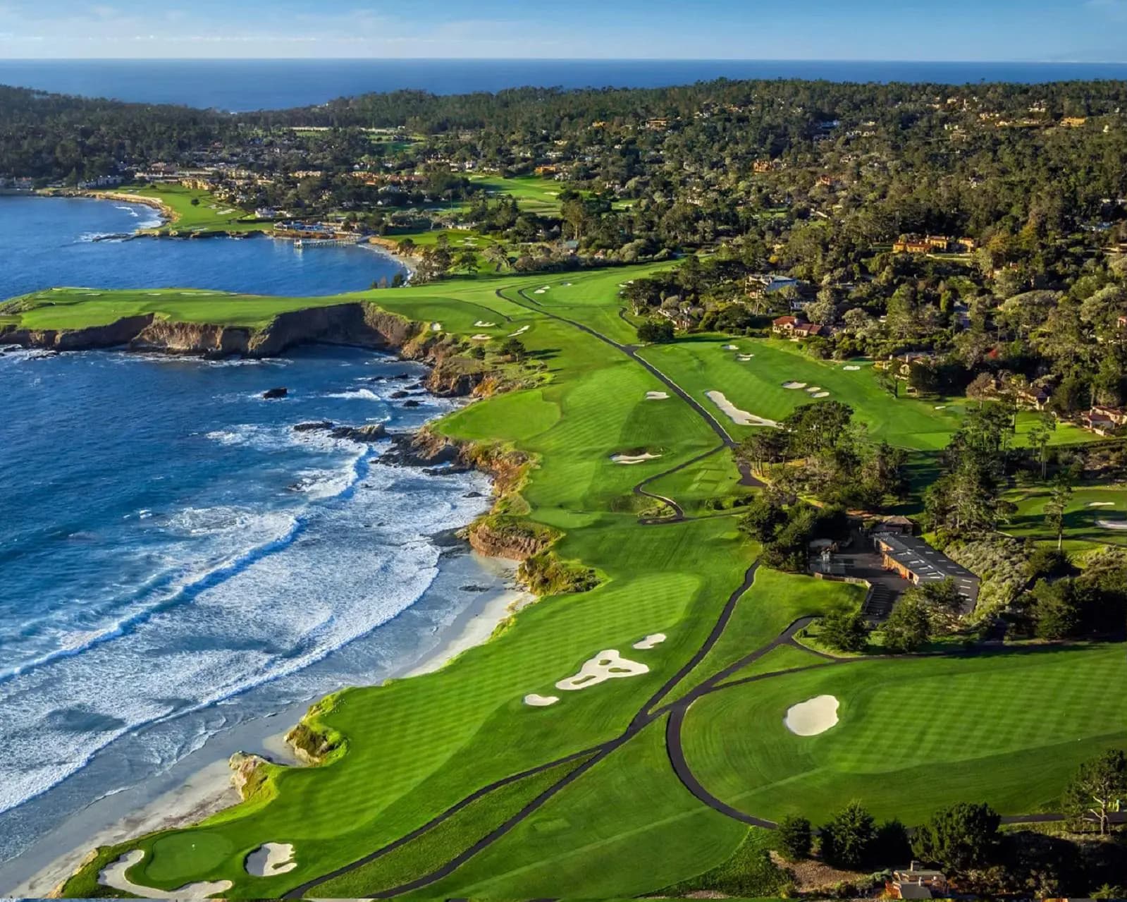 Guide détaillé pour jouer à Pebble Beach avec un invité non-résident : règles officielles, alternatives possibles, stratégies de négociation et comparaison avec d'autres resorts prestigieux.