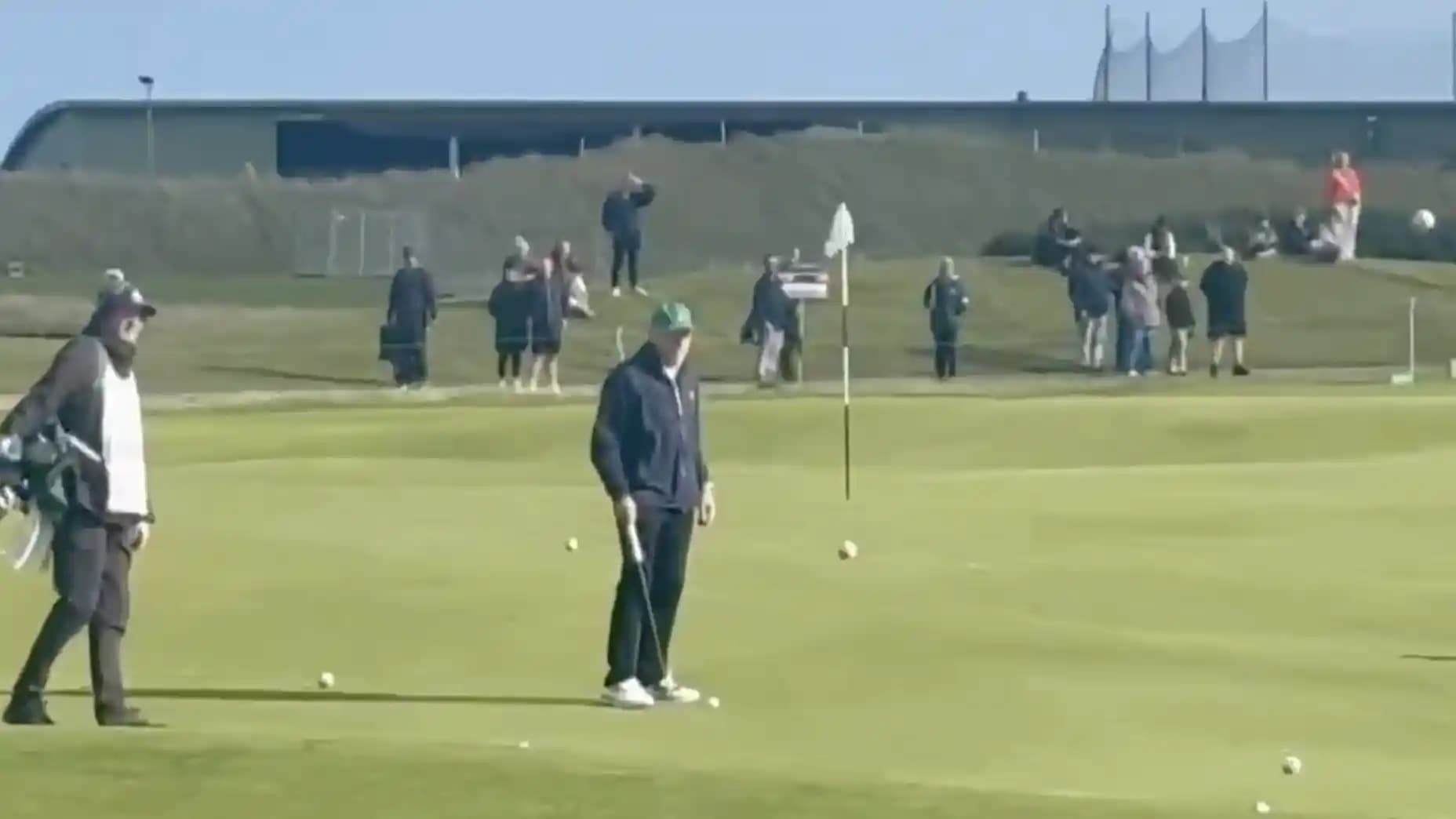 Le green du 15 du Old Course transformé en tribune par des fans du Celtic