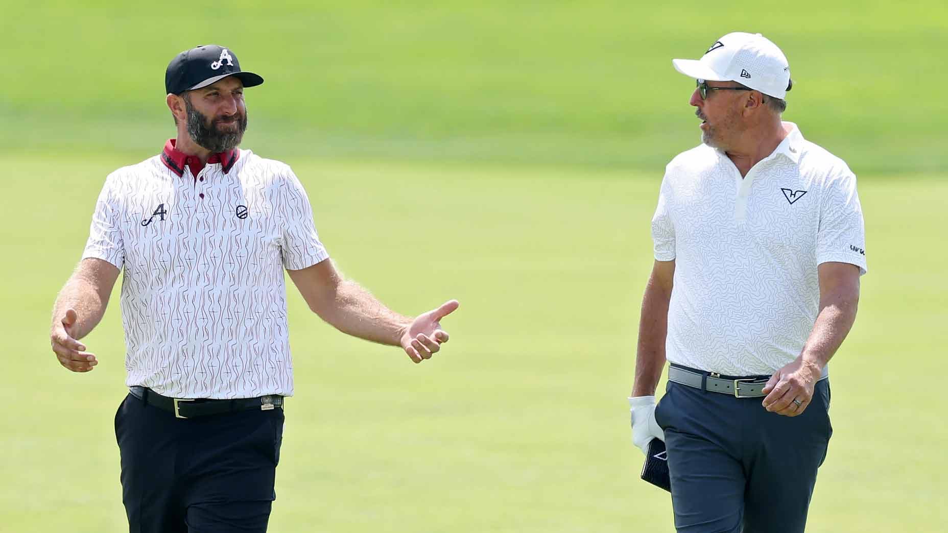Dustin Johnson reçoit une invitation surprise pour la PGA Championship 2026, tandis que Tiger Woods et Phil Mickelson sont écartés du prestigieux majeur américain.