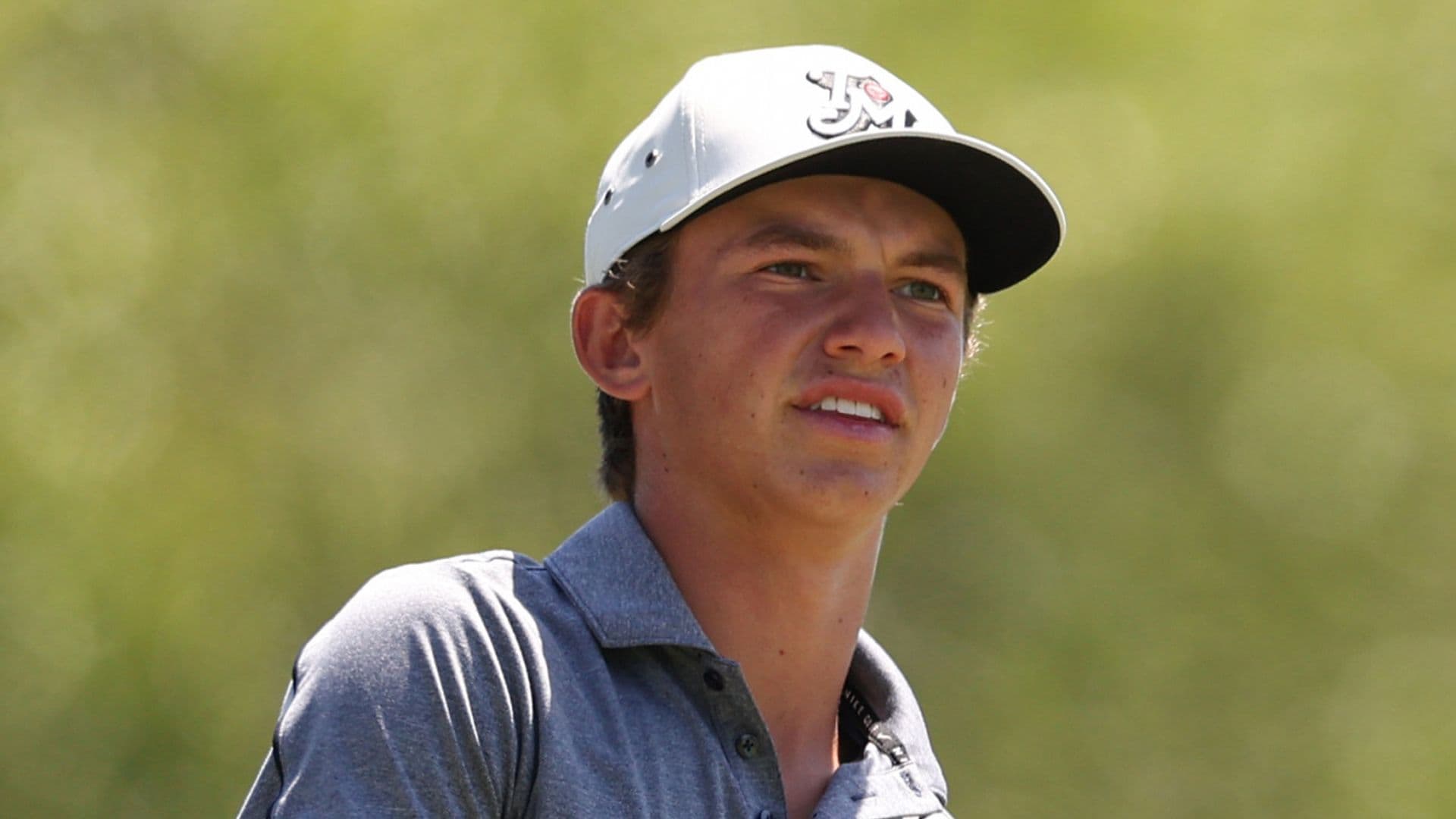 Le prodige américain de 17 ans décroche sa qualification pour Shinnecock Hills avec le fils de Tiger Woods comme caddie lors des épreuves de sélection.