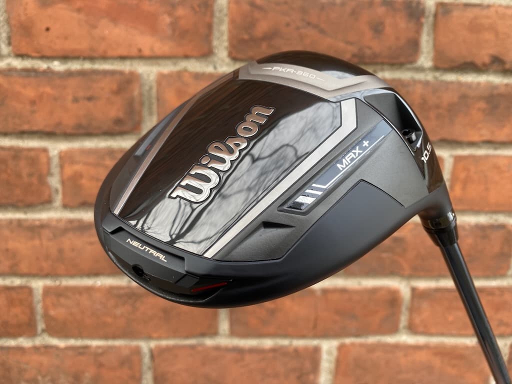 Wilson révolutionne le marché avec son DYNAPWR Max+, premier driver à dépasser 10 000 MOI pour un pardon inégalé. Une approche technique assumée qui privilégie la régularité et la confiance au tee.