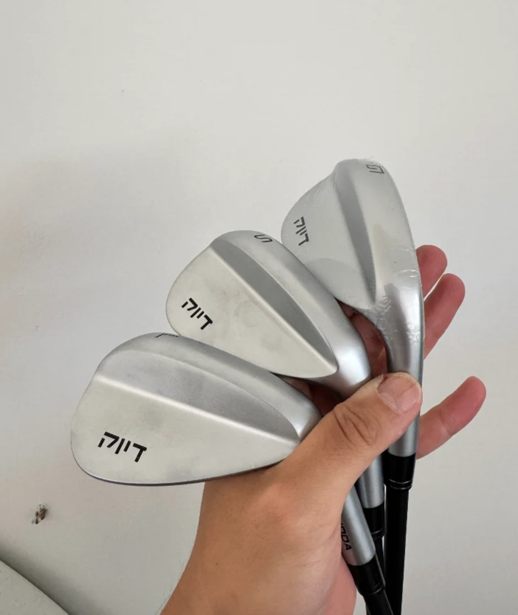 Une série complète de wedges Avoda quasi-neufs est proposée à 500$ sur GolfWRX, offrant 190$ d'économie sur du matériel innovant de la marque britannique. Une opportunité rare pour découvrir cette alternative aux wedges premium traditionnels.