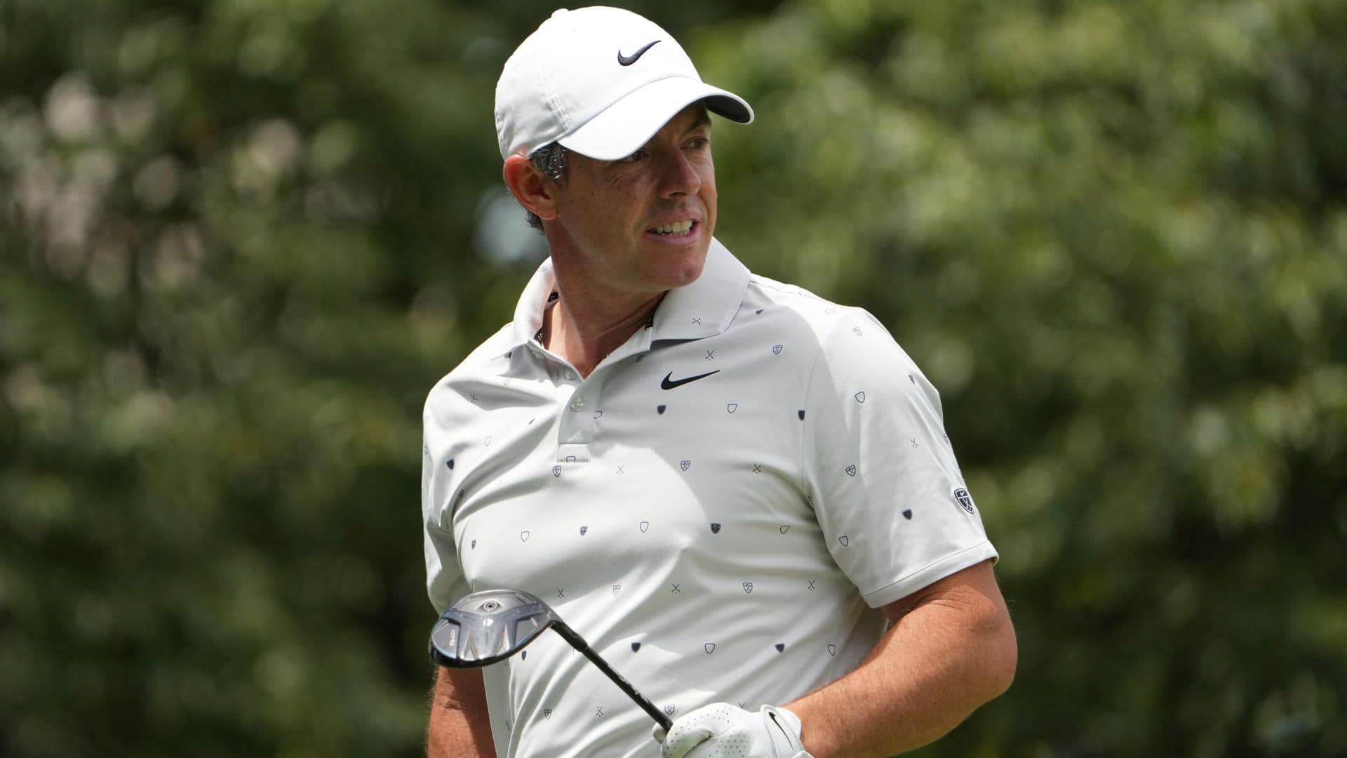L'interruption pluie du Memorial a permis aux fans de prendre des photos avec McIlroy, actuellement à -1 et en quête de sa première victoire dans ce tournoi.