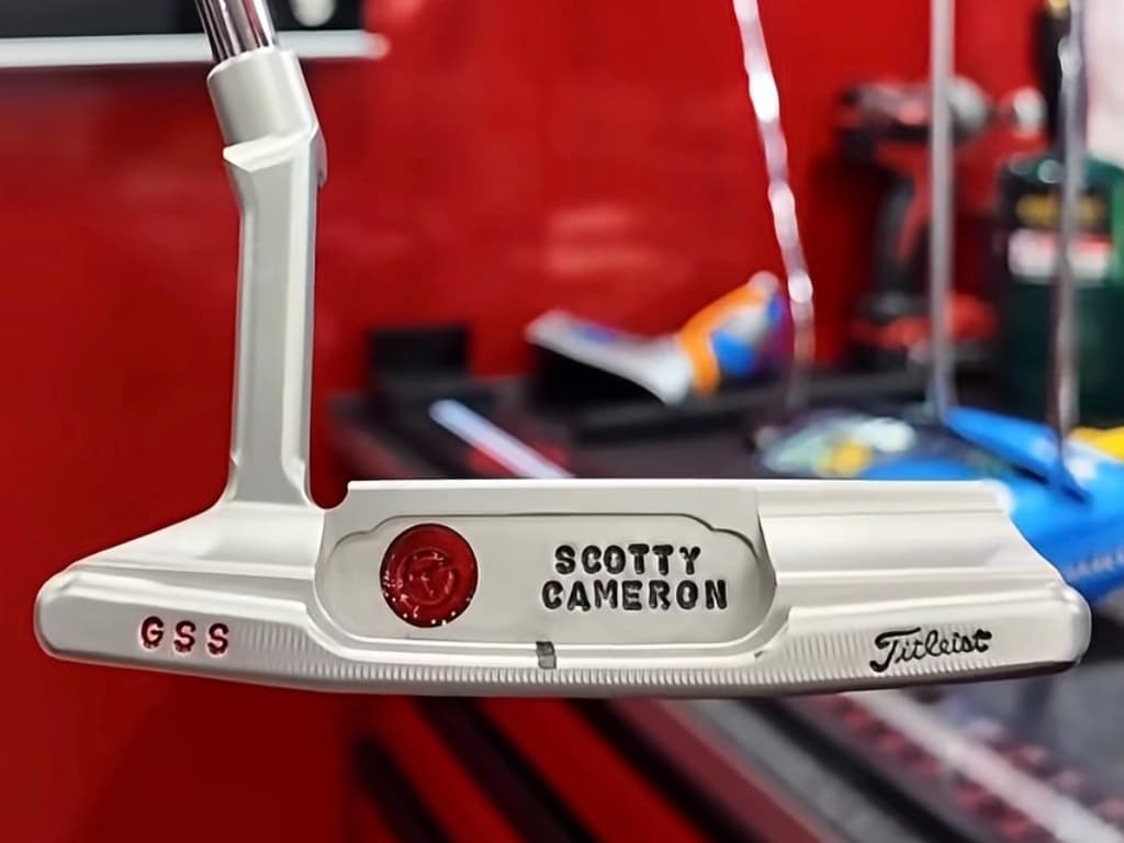 En difficulté au putting, Justin Thomas a ressorti son Newport 2 GSS, une lame qu'il transporte toujours en secours. Le résultat : un gain immédiat de confiance et de précision.