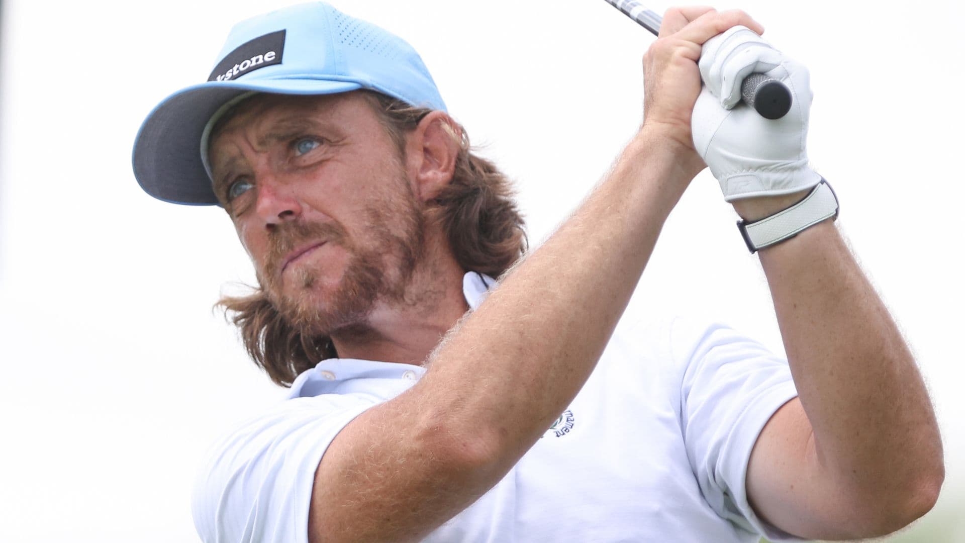 Tommy Fleetwood reste en lice pour une victoire au RBC Canadian Open où un jeune professionnel débutant mène après les premiers tours.