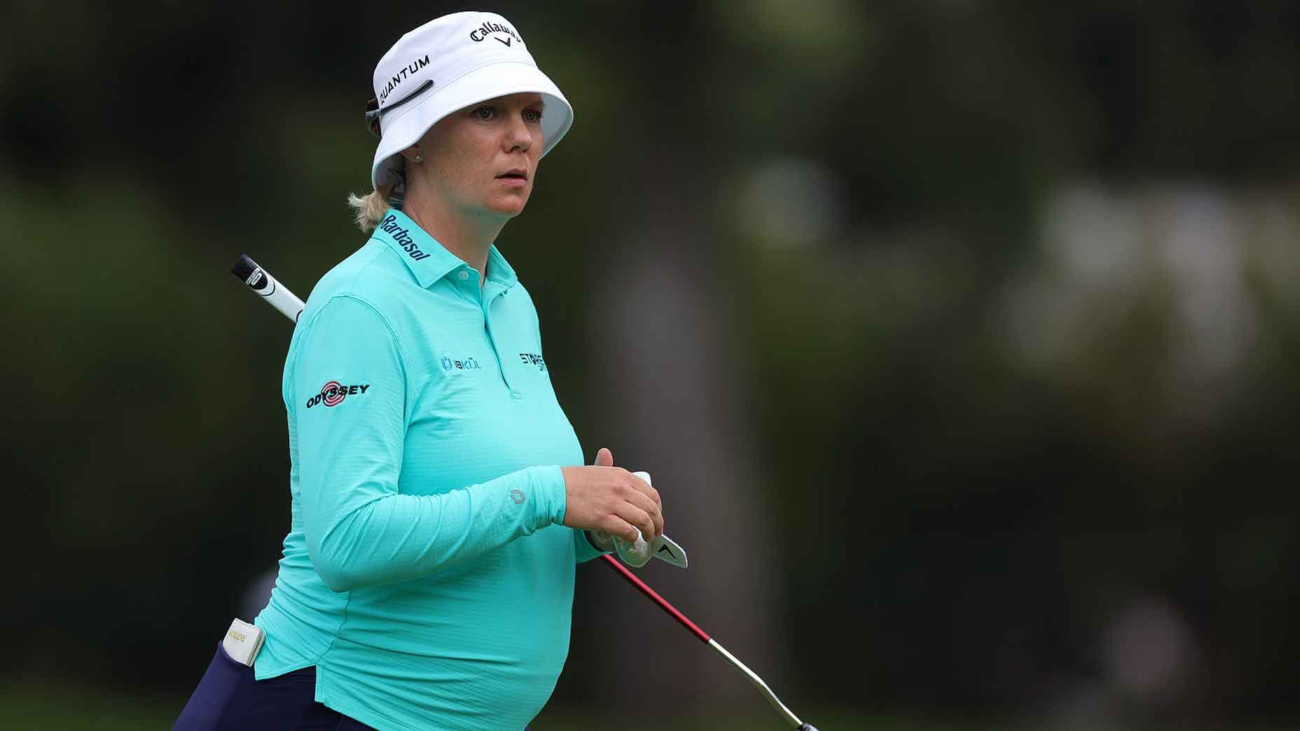 La Suédoise Madelene Sagström, enceinte de 7 mois, participe à l'U.S. Women's Open au Riviera Country Club, marquant l'histoire du golf féminin.