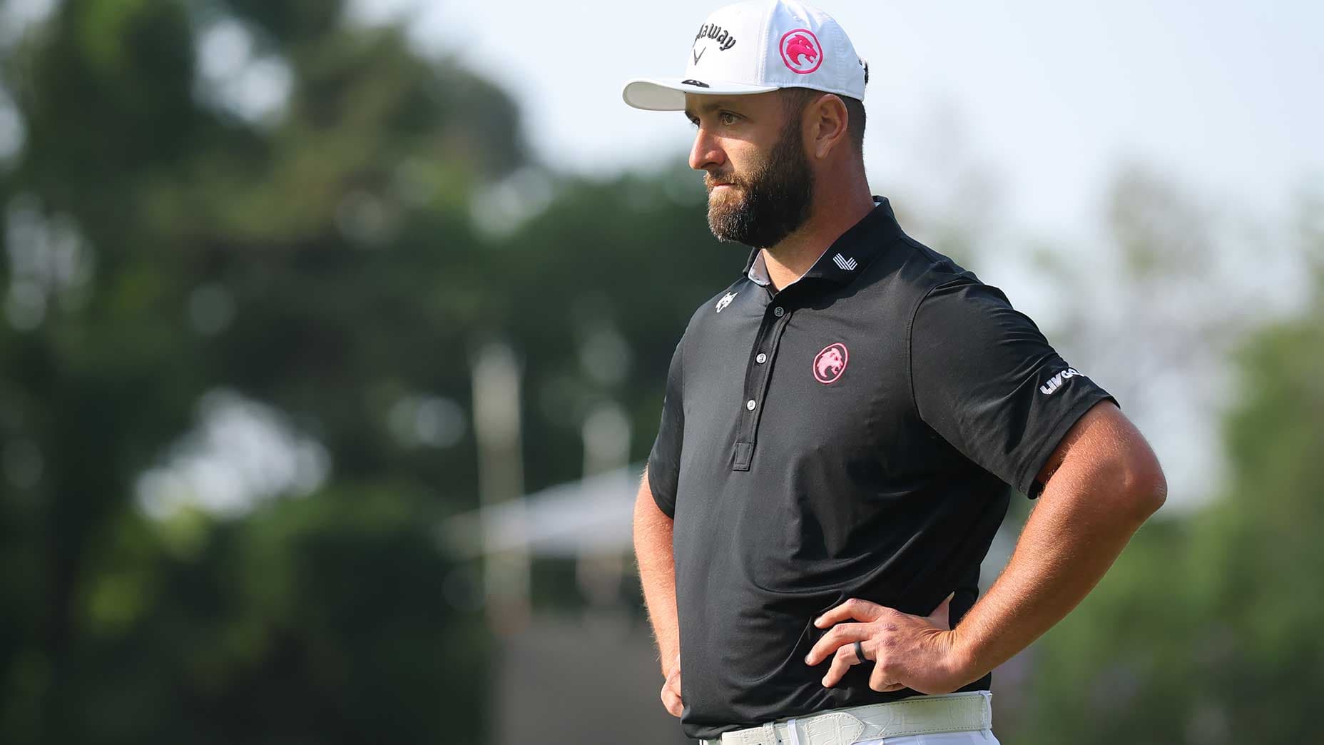 Jon Rahm révèle dans les coulisses sa stratégie mentale pour gérer la pression médiatique autour de LIV Golf, naviguant entre frustrations privées et communication maîtrisée pour préserver ses performances et sa réputation.