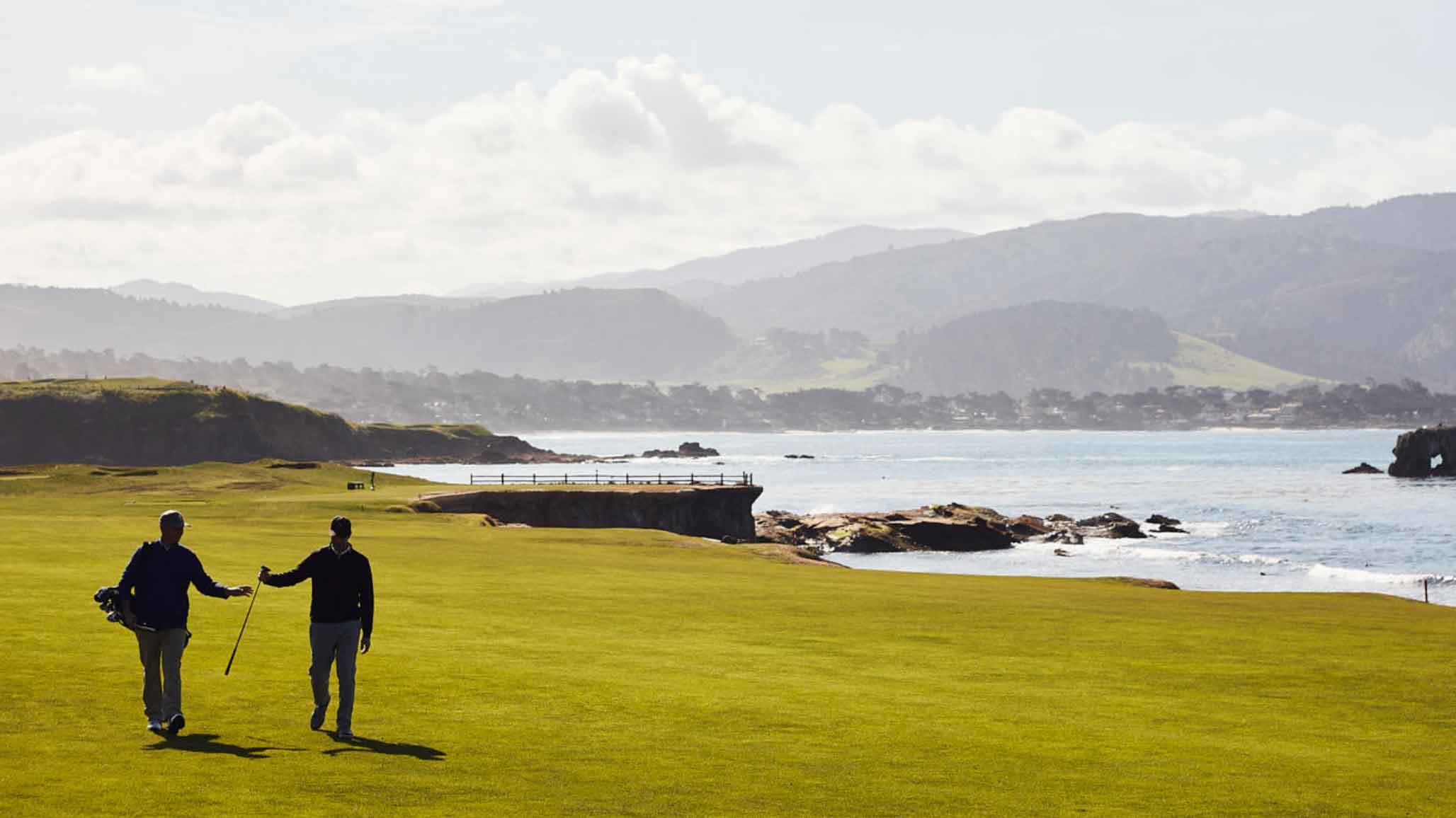 Pebble Beach transforme ses caddies en salariés horaires, abandonnant le système traditionnel d'indépendants rémunérés aux pourboires.