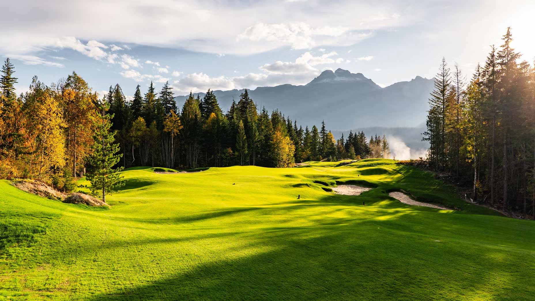 Cabot Revelstoke dévoile son parcours 18 trous dans les Rocheuses canadiennes, conçu par Rod Whitman. Une destination golfique premium s'ouvre en avant-première dans la région du heliskiing.