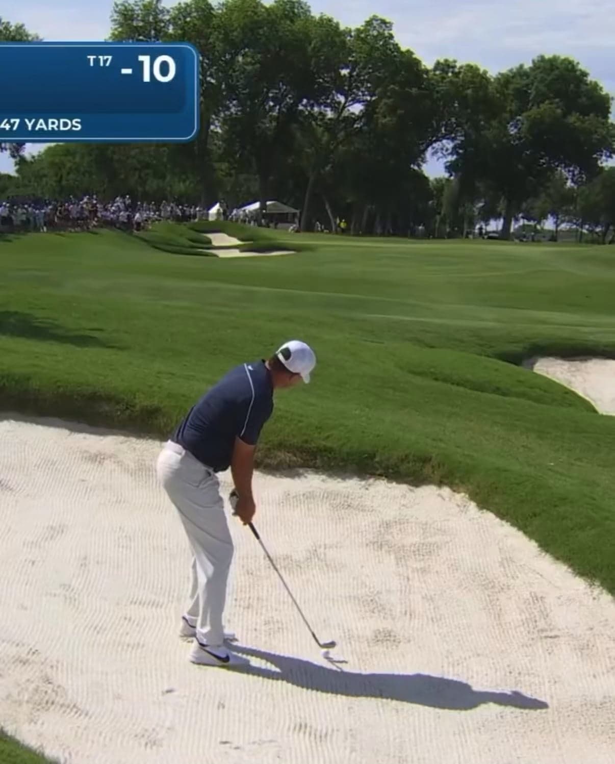 Brooks Koepka réalise un sauvetage de par si spectaculaire qu'il ne peut retenir un rare sourire, témoignant de l'excellence du coup pour le stoïque Américain.
