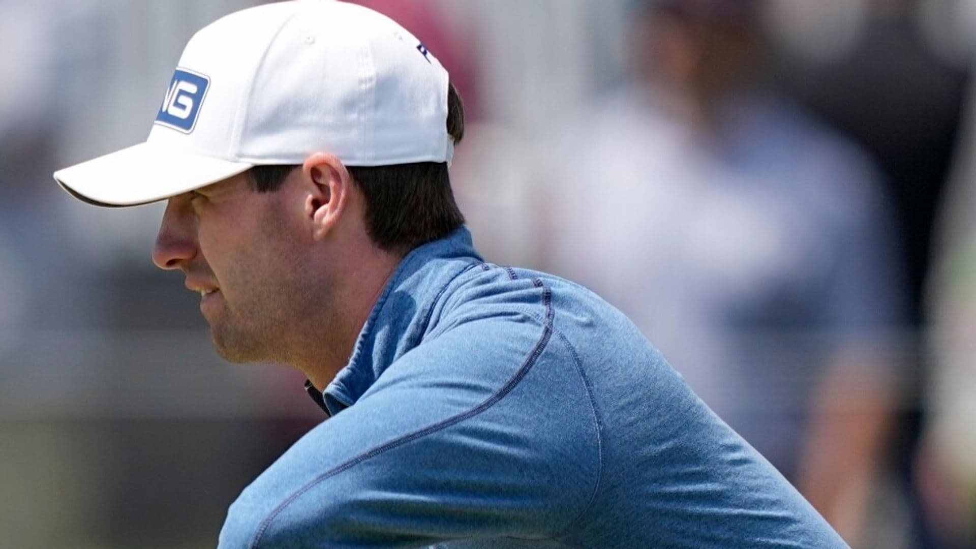 Alex Smalley crée la surprise en prenant la tête du PGA Championship avant le tour final, avec McIlroy et Rahm bien placés pour la remontée sur le parcours d'Aronimink.