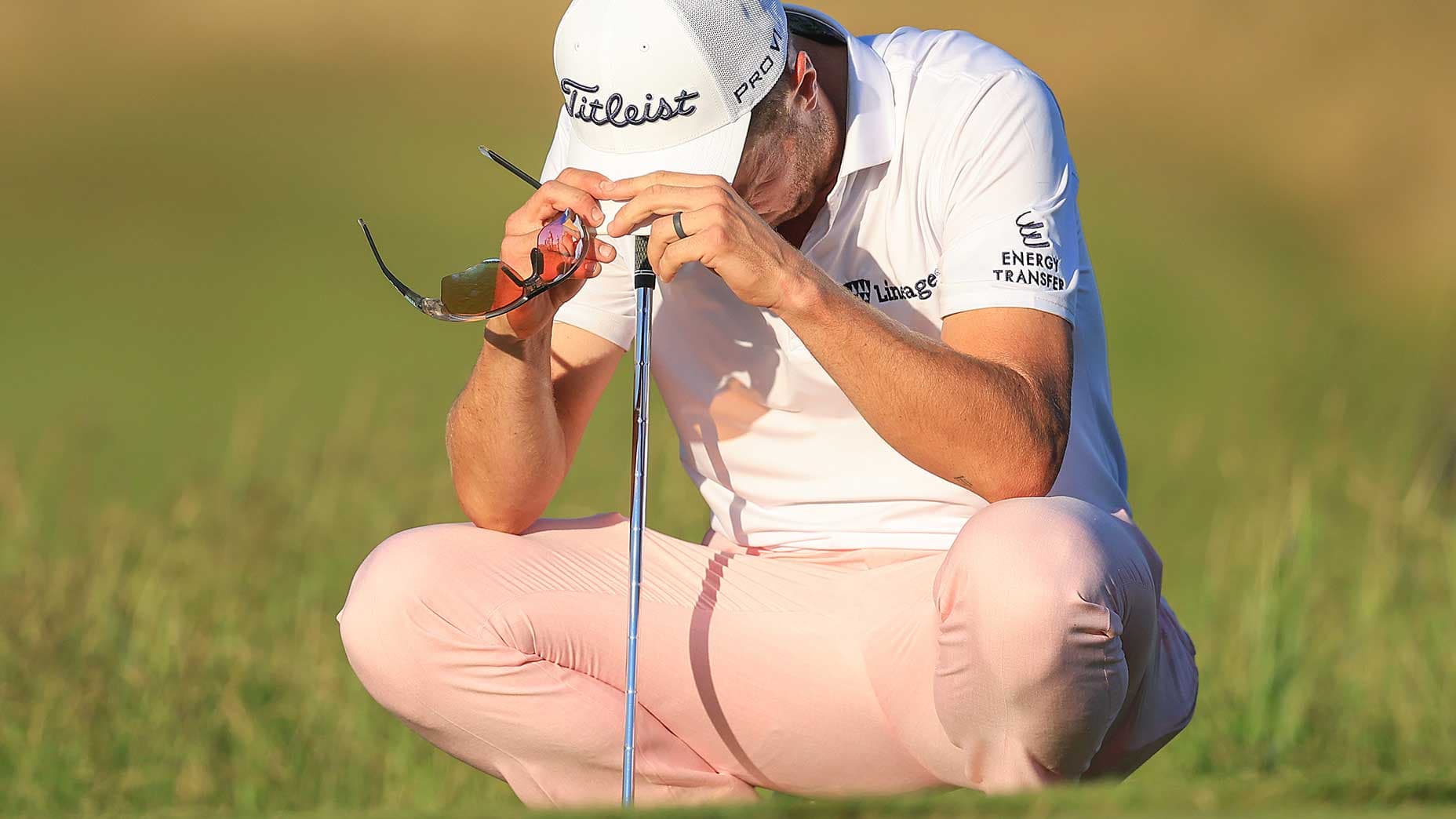 Au 3e tour de l'U.S. Open à Shinnecock Hills, greens durcis et grand vent ont transformé le tournoi. Le parcours a enfin montré toute sa rudesse.