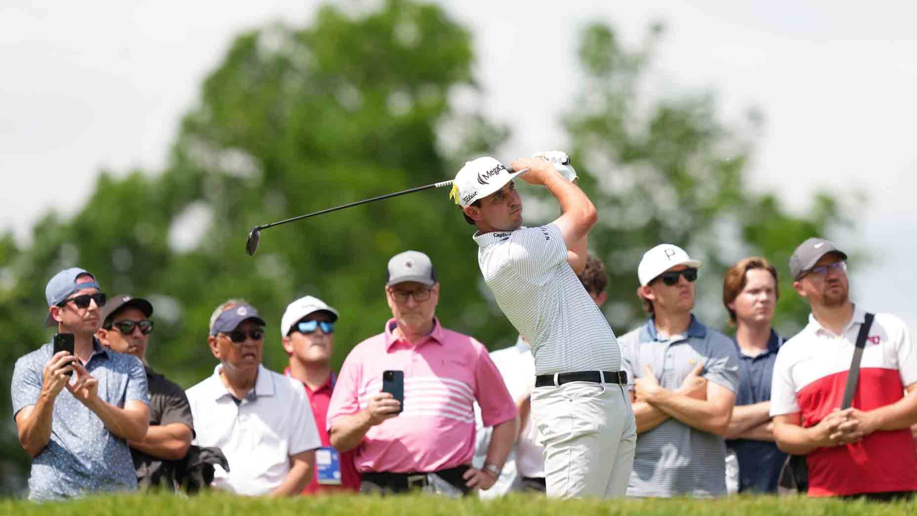 Sam Burns a compromis ses chances de victoire au Memorial 2026 après avoir frappé deux fois le même arbre, s'infligeant un double bogey coûteux.