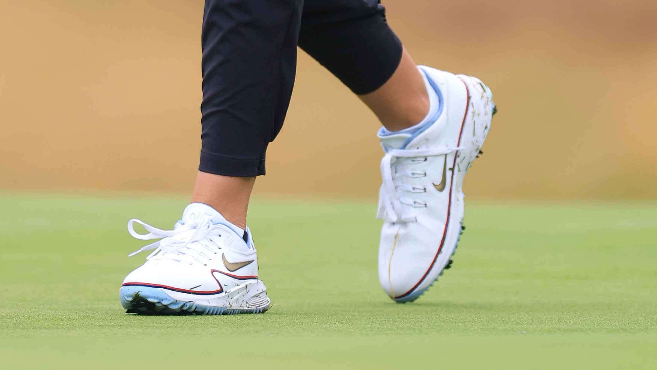 La golfeuse américaine a dû abandonner en cours de premier tour les chaussures custom offertes par la légende NBA : elles étaient trop grandes !