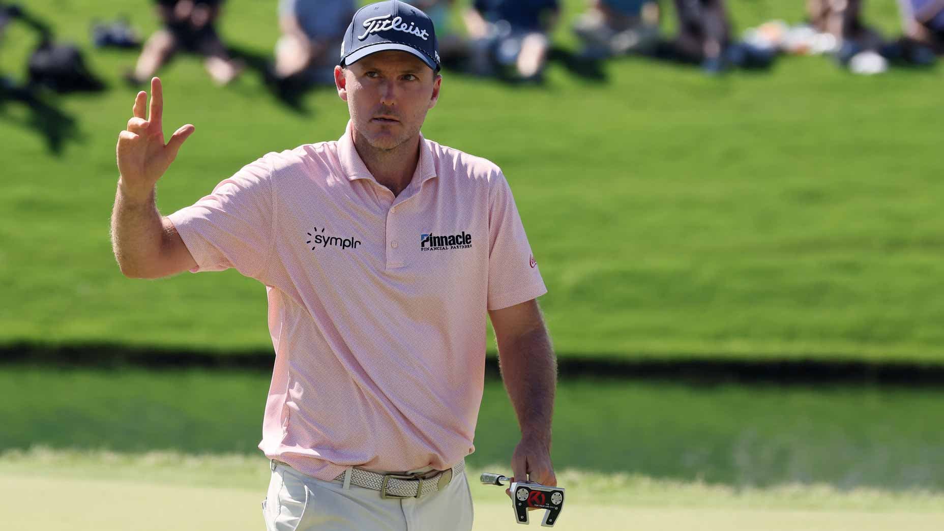 Russell Henley s'appuie sur un équipement Titleist optimisé : fers T100, putter de précision et shafts True Temper personnalisés pour maintenir sa régularité sur le PGA Tour.