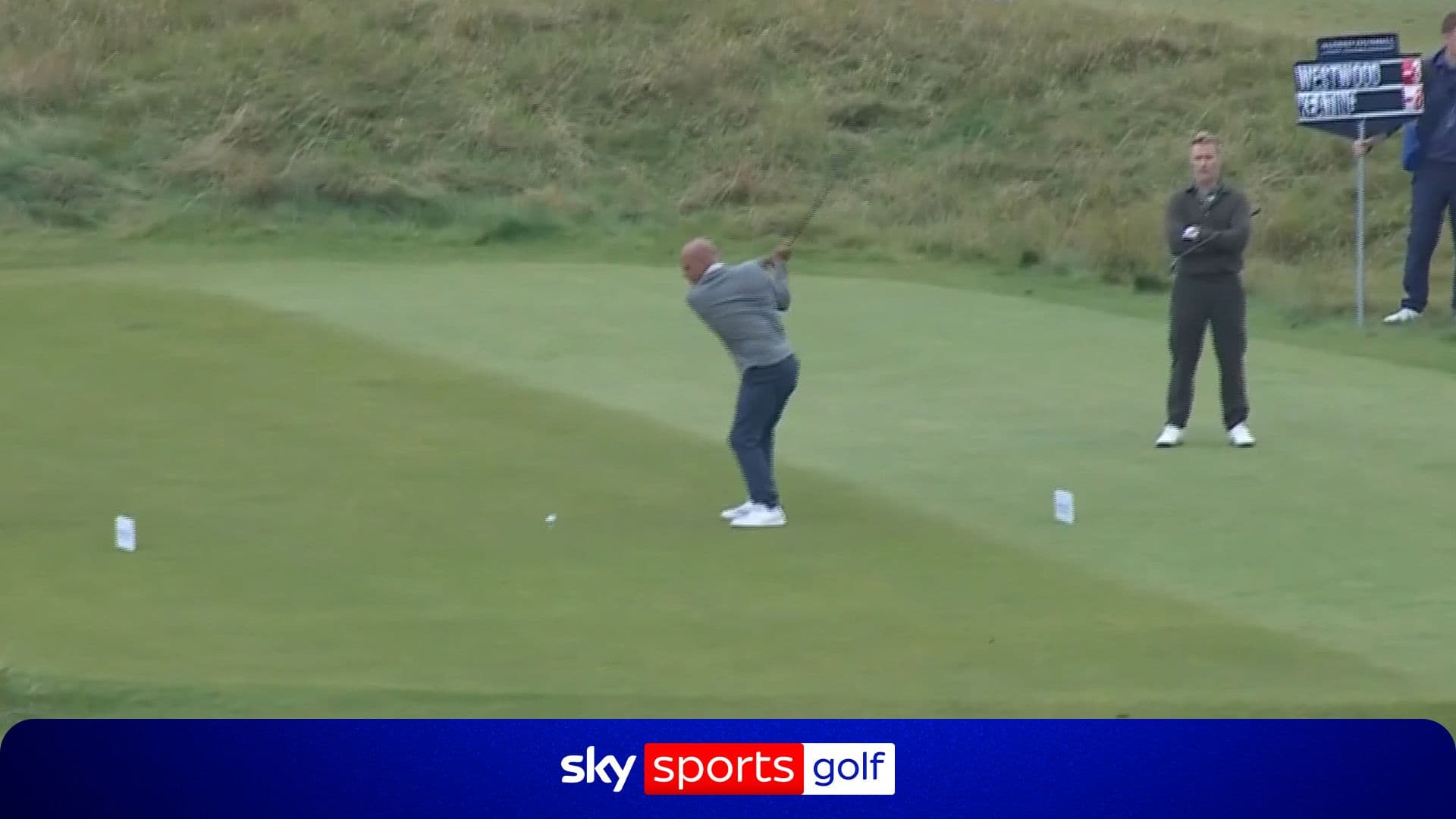 Le surfeur a slicé son départ vers la plage, Sky Sports a adoré