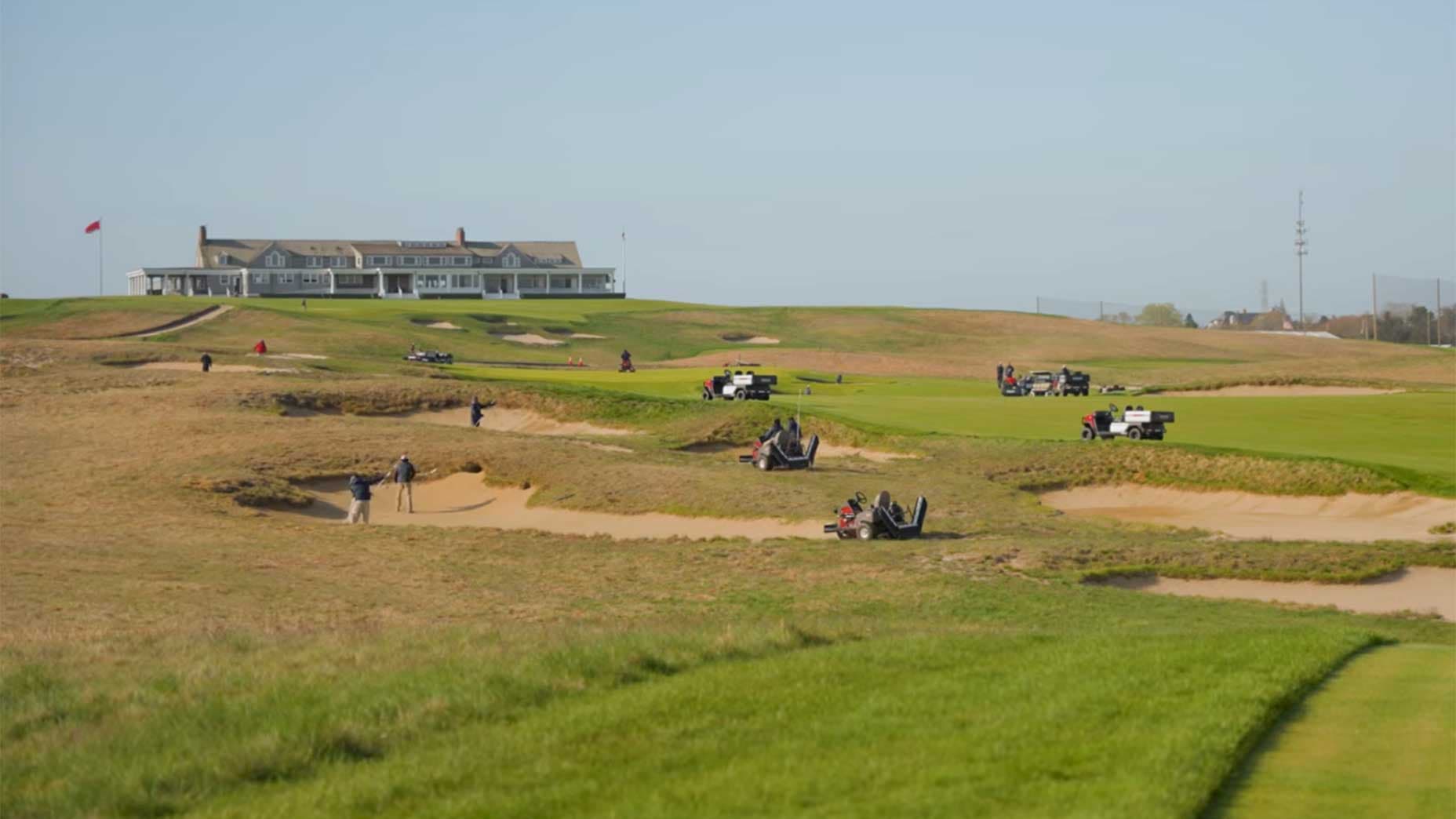 Avant chaque U.S. Open à Shinnecock Hills, une équipe invisible travaille dans l'ombre pour rendre le parcours digne du plus brutal des Majeurs.