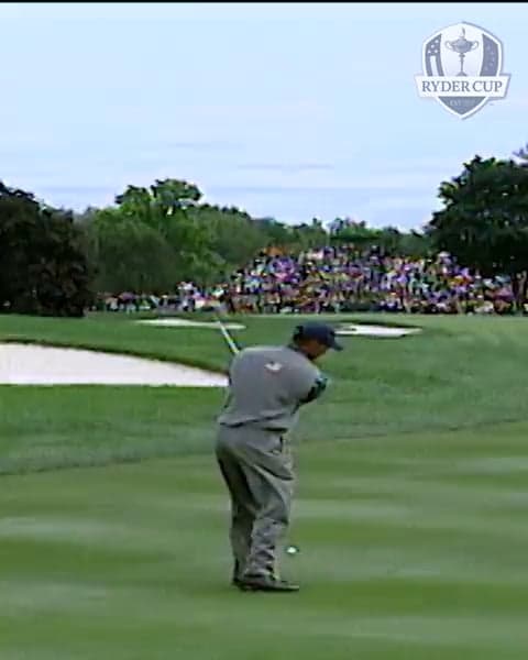 Retour sur un coup spectaculaire de shot shaping réalisé par Tiger Woods lors de la Ryder Cup 2004, démontrant sa maîtrise technique légendaire.