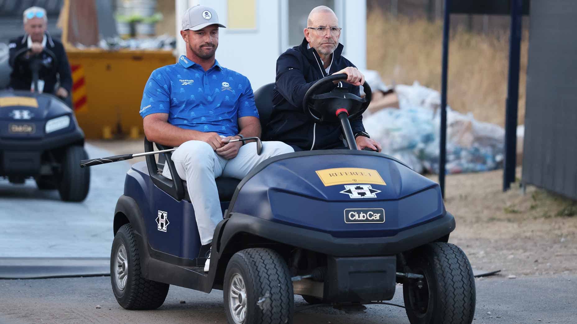 Pénalisé 2 coups au 5e trou pour violation de la Règle 8.1a, DeChambeau passe de -7 à -5 à Royal Birkdale. La controverse enfle.