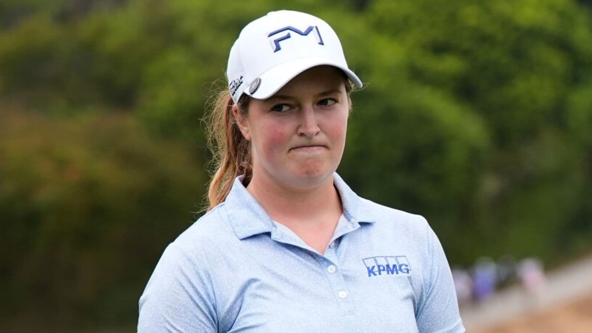 L'Anglaise a reçu une pénalité de deux coups lors du troisième tour pour une infraction au règlement dans un bunker au Riviera Country Club.