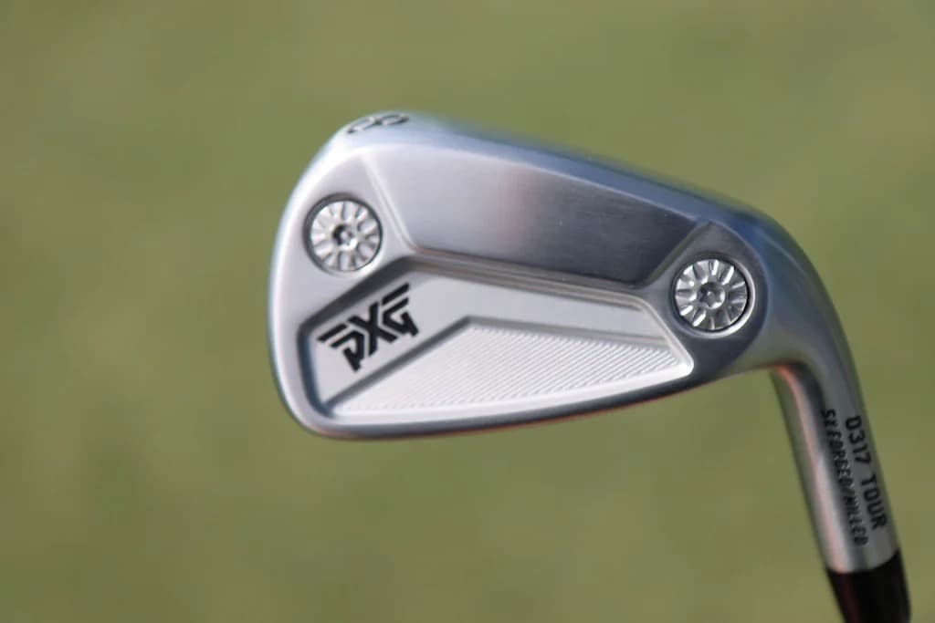 PXG dévoile ses nouveaux fers 0317 Tour CB à la Zurich Classic. Avec une cavité redessinée et une géométrie de semelle innovante, ces fers forgés offrent un lancement supérieur et moins d'offset.